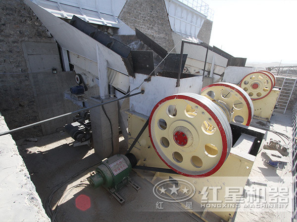 鄂式破碎機(jī)作業(yè)現(xiàn)場